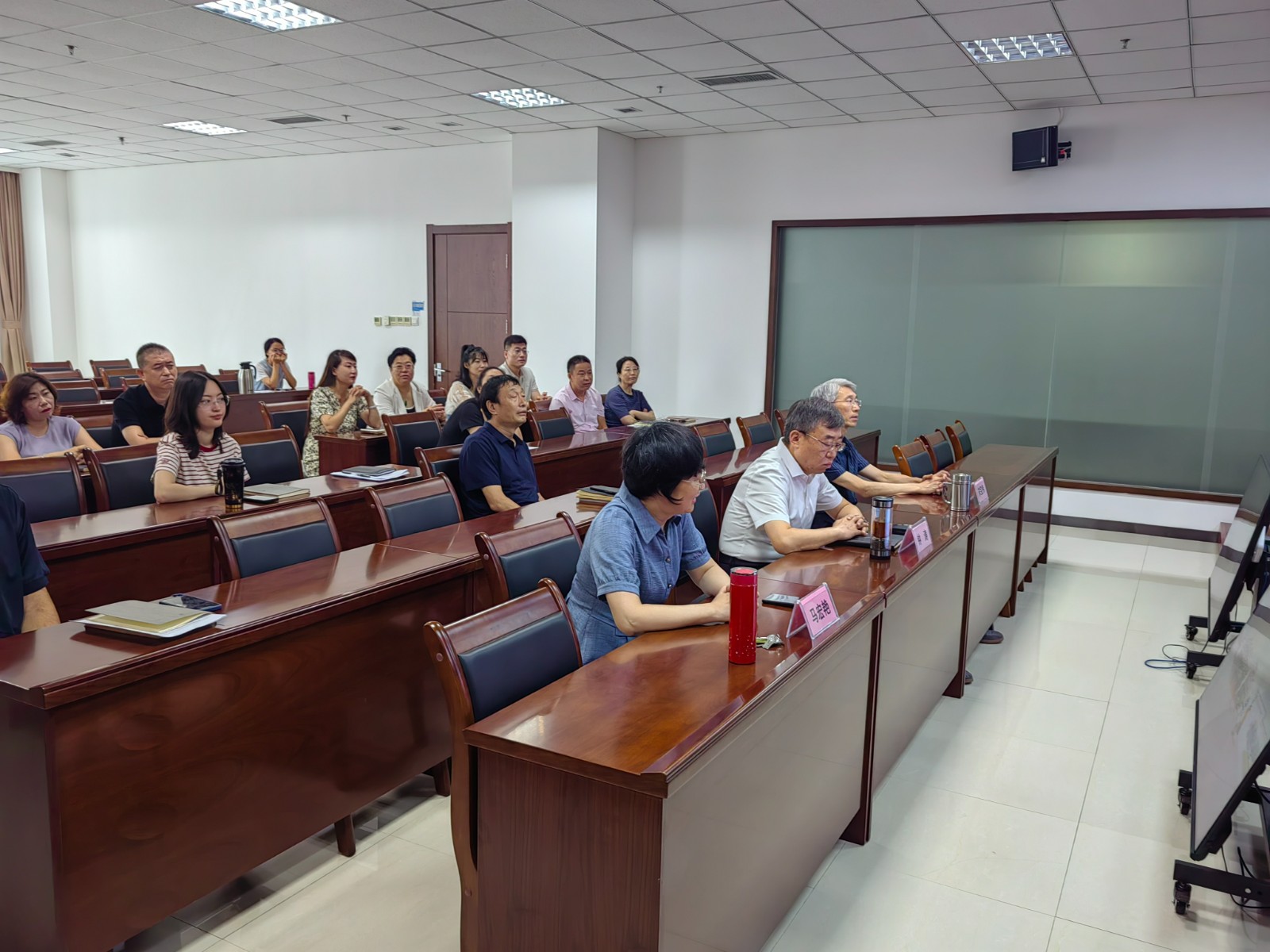 市医保局党支部组织收听收看纪念中国人民抗日战争暨世界反法西斯战争胜利80周年大会主题党日活动