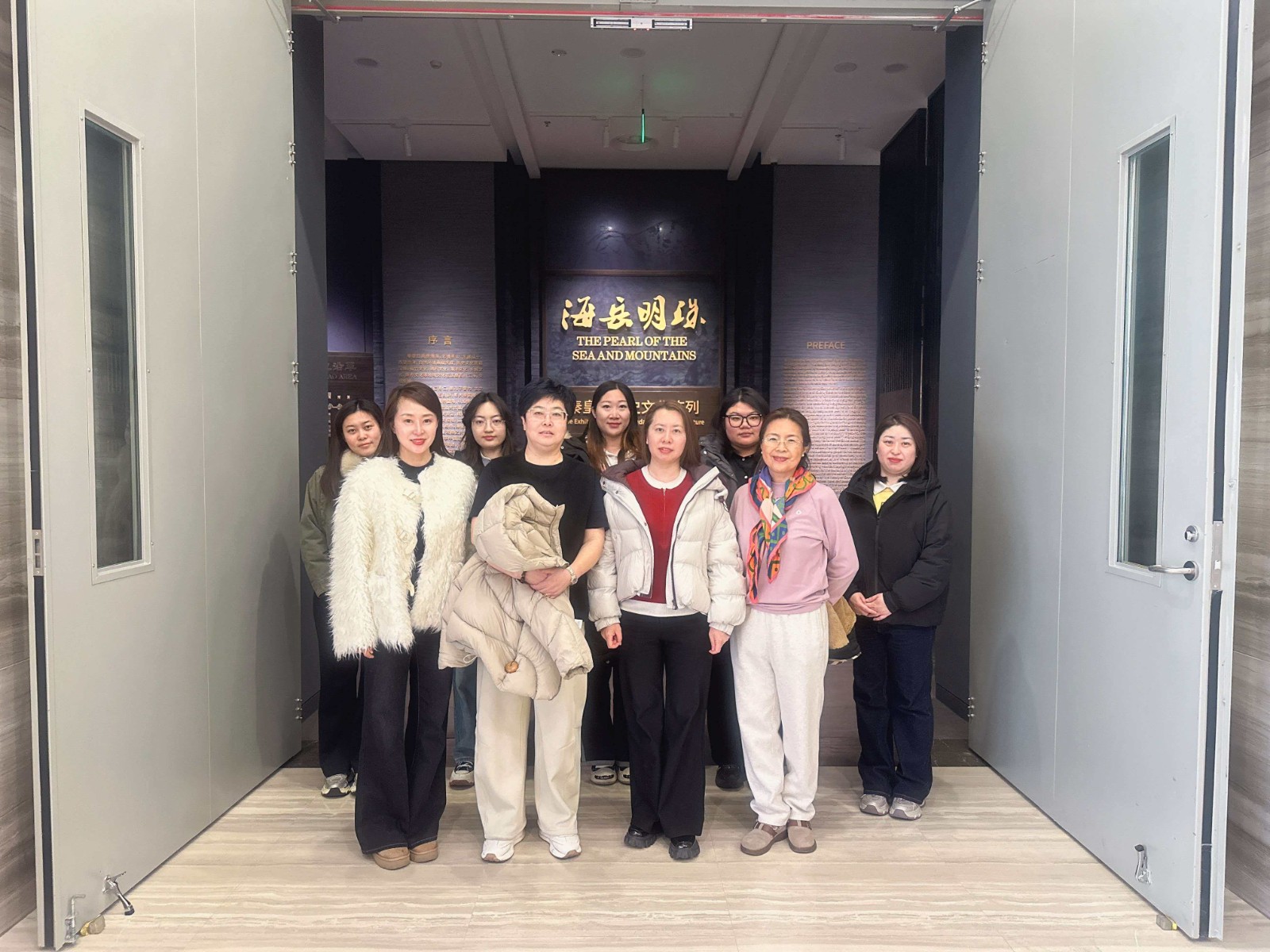 市医保局组织局机关全体女同志到市博物馆参观践学